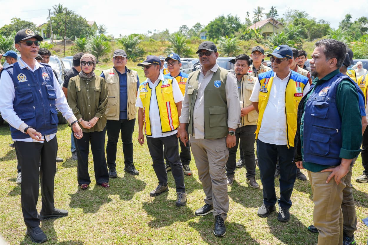 Kepala Posko Wilayah PRR Aceh Safrizal ZA bersama Posko Penanggulangan Bencana DPR RI TA Khalid, meninjau kemajuan pembangunan PRR di Taminang, Sabtu (23/05/2026) (Foto/Ist)
